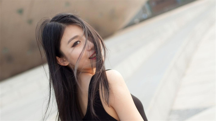 女生和男生互动场景